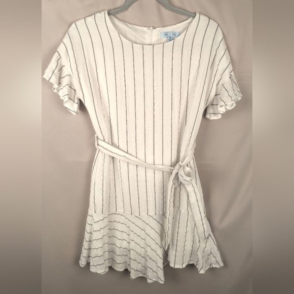 She & Sky medium dress with tie waist and zipper back, ruffle sleeves and skirt - Picture 3 of 7